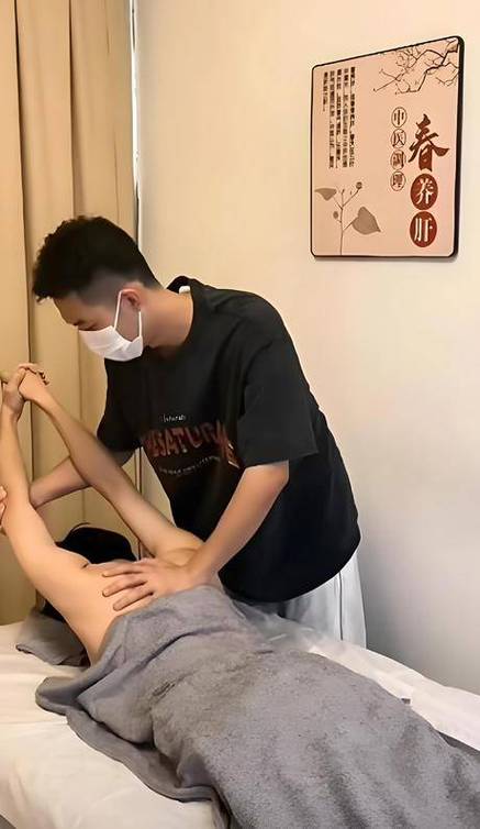 男女一边摸一边做爽的相关介绍