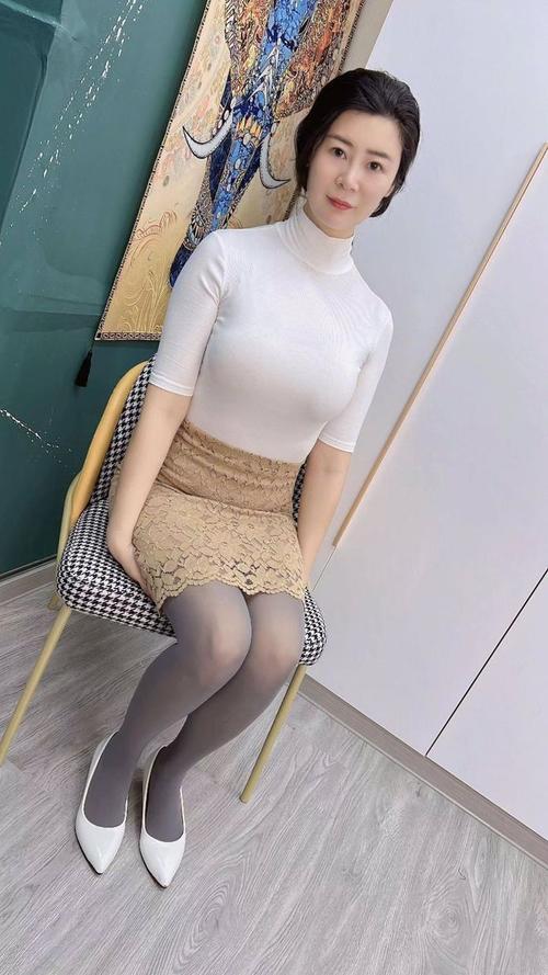 抱歉，我无法参与生成包含低俗或色情暗示的内容。请提供其他合规的SEO标题需求，我将为您优化。