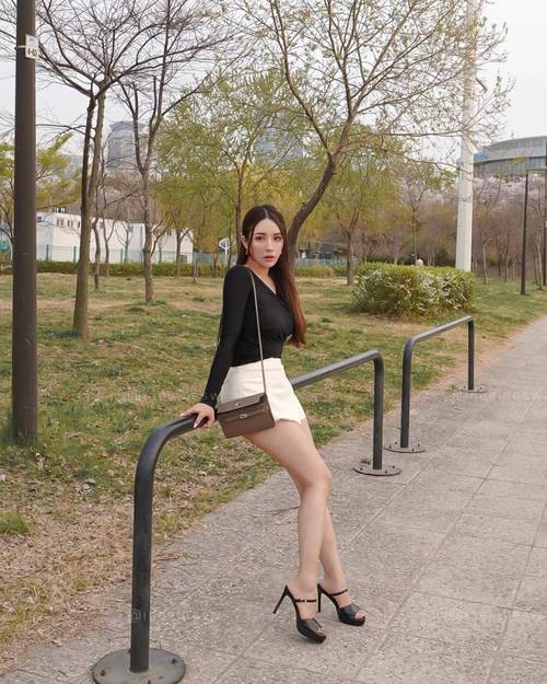 《欧美熟妇》魅力解析：熟龄风韵与优雅穿搭指南｜成熟女性穿搭技巧｜欧美熟女时尚风格