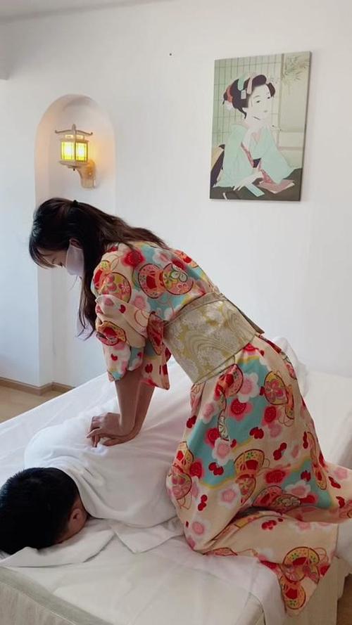 日本妻子精油按摩：家庭舒缓SPA技巧与身心放松指南