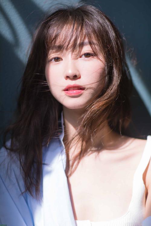 欧美色系久久高级感穿搭指南：轻熟风配色技巧与显白长尾关键词