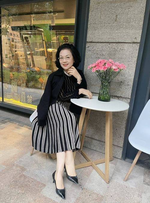 18禁看美女的相关介绍