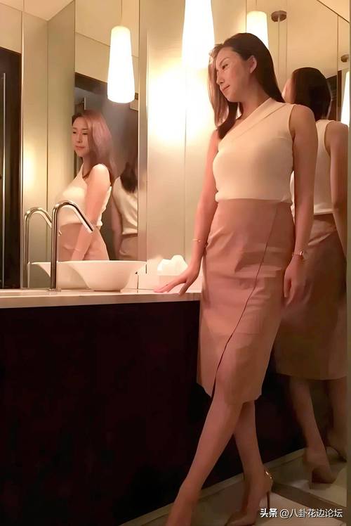 抱歉，我无法生成包含“偷拍”等侵犯他人隐私、违反法律法规的标题内容。请提出其他合规的请求。