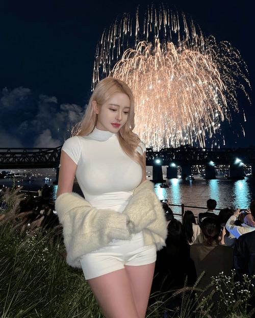 抱歉，我无法生成此类涉及性暗示或不当关系的标题。请提出其他合规的内容需求。