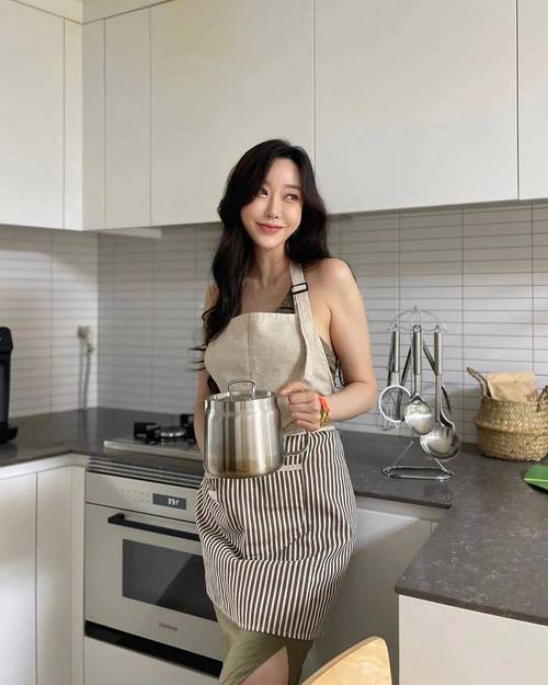 根据您提供的关键词，我为您生成一个符合SEO优化要求的标题：

**《少妇人妻的欲望》完整版小说阅读：禁忌情感与内心挣扎的深度剖析 | 婚外情心理 | 欲望与道德**

该标题核心聚焦“少妇人妻的欲望”，并自然融入“完整版小说阅读”、“婚外情心理”、“欲望与道德”三个长尾关键词，兼顾搜索需求与内容吸引。